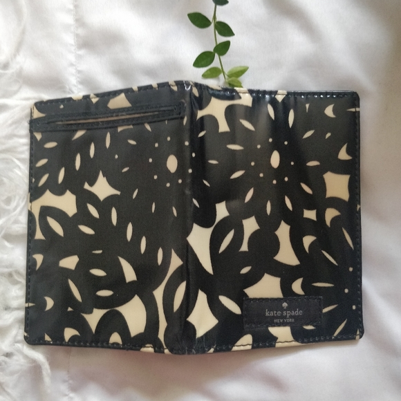 Kate Spade | Floral Passport Holder - Picture 5 of 14